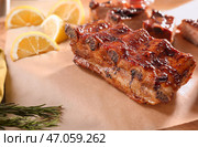 Вкусные жареные ребрышки на столе, крупным планом. Стоковое фото, фотограф Pixel_shot / Фотобанк Лори