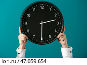 Мужчина держит часы на цветном фоне. Тайм-менеджмент концепция. Стоковое фото, фотограф Pixel_shot / Фотобанк Лори