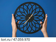 Женщина, держащая часы на цвет фона. Концепция тайм-менеджмента. Стоковое фото, фотограф Pixel_shot / Фотобанк Лори