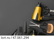 Композиция с аксессуарами для парикмахерского и феном на черном фоне. Стоковое фото, фотограф Pixel_shot / Фотобанк Лори