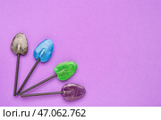 Композиция со сладкими леденцами на фиолетовом фоне. Стоковое фото, фотограф Pixel_shot / Фотобанк Лори