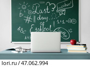 Доска с надписью ПОСЛЕДНИЙ ДЕНЬ ШКОЛЫ, рисунками и учительским столом в классе, крупный план. Стоковое фото, фотограф Pixel_shot / Фотобанк Лори