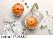 Вкусные мясные пирожки в светлом фоне. Стоковое фото, фотограф Pixel_shot / Фотобанк Лори