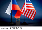 The flag of Russia and the United States on the table. The concept of negotiations and negotiation process to resolve conflicts and disagreements. Стоковое фото, фотограф Igor Skripachev / Фотобанк Лори