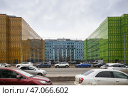 Бизнес Центры Осень, Зима и Лето на фоне облачного серого неба, припаркованные и едущие машины - Санкт-Петербург, Россия, Март 2025. Редакционное фото, фотограф Мария L. / Фотобанк Лори