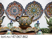 View of plates in the souvenir shop (2022 год). Стоковое фото, фотограф Юлия Белоусова / Фотобанк Лори