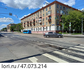 Пятиэтажный четырехподъездный кирпичный жилой дом (типовая серия I-410 САКБ). Построен в 1956 году. Первомайская улица, 117. Район Восточное Измайлово. Город Москва (2024 год). Редакционное фото, фотограф lana1501 / Фотобанк Лори