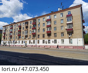 Пятиэтажный четырехподъездный кирпичный жилой дом (типовая серия I-410 САКБ). Построен в 1957 году. Первомайская улица, 119. Район Восточное Измайлово. Город Москва (2024 год). Редакционное фото, фотограф lana1501 / Фотобанк Лори