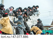 Праздник Масленица, взятие снежного городка. Территория Кафедрального собора в честь Преображения Господня. Город Бердск, Новосибирская область, Западная Сибирь, Россия. Редакционное фото, фотограф Евгений Мухортов / Фотобанк Лори