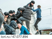 Праздник Масленица, взятие снежного городка. Территория Кафедрального собора в честь Преображения Господня. Город Бердск, Новосибирская область, Западная Сибирь, Россия. Редакционное фото, фотограф Евгений Мухортов / Фотобанк Лори