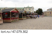Торговые ряды в старинном русском городе Суздале. Июль. Shopping arcades in the ancient Russian city Suzdal. July. Редакционное видео, видеограф Горшков Александр / Фотобанк Лори