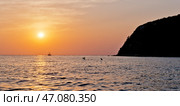 Черное море,     осень,    закат солнца. Краснодарский , Туапсинский      , Михайловская     бухта. панорама (2022 год). Стоковое фото, фотограф Александр Циликин / Фотобанк Лори