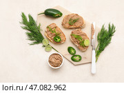 Доска с тостами, миска с вкусным паштетом, укроп, перец халапеньо и нож на светлом фоне. Стоковое фото, фотограф Pixel_shot / Фотобанк Лори