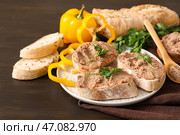 Тарелка с тостами, вкусным паштетом, петрушкой и ломтиками болгарского перца на тёмном деревянном фоне. Стоковое фото, фотограф Pixel_shot / Фотобанк Лори
