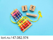 Кубический календарь с датой Дня борьбы с детским раком, ксилофон и золотая лента осведомленности на цветном фоне. Стоковое фото, фотограф Pixel_shot / Фотобанк Лори