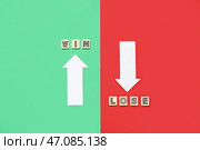 Слова ВЫИГРАТЬ и ПРОИГРАТЬ со стрелками на цветном фоне. Стоковое фото, фотограф Pixel_shot / Фотобанк Лори