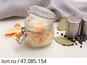 Вкусная квашеная капуста в банке и ингредиенты на белом фоне. Крупный план. Стоковое фото, фотограф Pixel_shot / Фотобанк Лори