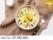 Салат с крабовыми палочками, кукурузой и огурцом на белом фоне. Стоковое фото, фотограф Pixel_shot / Фотобанк Лори