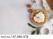 Композиция с миской масла ши и косметическими продуктами на светлом фоне. Стоковое фото, фотограф Pixel_shot / Фотобанк Лори