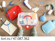 Женщина с домашней аптечкой и медицинскими принадлежностями на столе, вид сверху. Стоковое фото, фотограф Pixel_shot / Фотобанк Лори