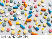 Разноцветные таблетки на сером фоне. Стоковое фото, фотограф Pixel_shot / Фотобанк Лори