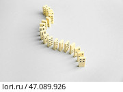 Множество белых домино на сером фоне. Стоковое фото, фотограф Pixel_shot / Фотобанк Лори