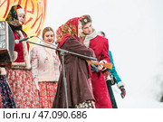 Выступление музыкального коллектива в старорусских национальных костюмах. Празднование Масленицы на территории Кафедрального собора в честь Преображения Господня. Бердск, Новосибирская область, Западная Сибирь, Россия. Редакционное фото, фотограф Евгений Мухортов / Фотобанк Лори