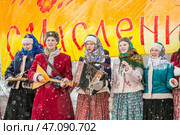 Выступление музыкального коллектива в старорусских национальных костюмах. Празднование Масленицы на территории Кафедрального собора в честь Преображения Господня. Бердск, Новосибирская область, Западная Сибирь, Россия. Редакционное фото, фотограф Евгений Мухортов / Фотобанк Лори