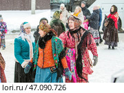 Группа женщин в старорусских одеждах. Празднование Масленицы на территории Кафедрального собора в честь Преображения Господня. Бердск, Новосибирская область, Западная Сибирь, Россия. Редакционное фото, фотограф Евгений Мухортов / Фотобанк Лори