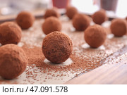 Вкусные сладкие трюфели с какао-порошком на борту, крупным планом. Стоковое фото, фотограф Pixel_shot / Фотобанк Лори