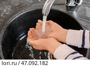 Женщина наполняет руки водой из крана. Стоковое фото, фотограф Pixel_shot / Фотобанк Лори