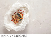Блюдо со вкусной жареной скумбрией на светлом фоне. Стоковое фото, фотограф Pixel_shot / Фотобанк Лори