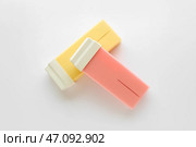 Жирорастворимые восковые картриджи на белом фоне. Стоковое фото, фотограф Pixel_shot / Фотобанк Лори