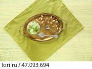 Поднос с вкусным фисташковым мороженым на столе. Стоковое фото, фотограф Pixel_shot / Фотобанк Лори