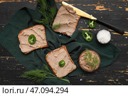 Тосты с вкусным паштетом, ломтиками халапеньо, укропом и ножом на темном деревянном фоне. Стоковое фото, фотограф Pixel_shot / Фотобанк Лори