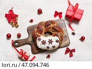 Деревянная доска с вкусным рождественским венком из выпечки, подарочными коробками, декором и печеньем на светлом фоне с эффектом состаривания. Стоковое фото, фотограф Pixel_shot / Фотобанк Лори