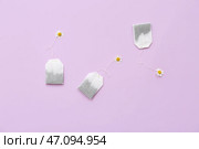 Пакеты с ромашковым чаем и цветами на сиреневом фоне. Вид сверху. Стоковое фото, фотограф Pixel_shot / Фотобанк Лори