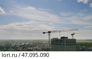 Строительство многоэтажного здания. Работа башенного крана. Construction of a multi-storey building. Tower crane operation. (2023 год). Стоковое видео, видеограф Евгений Романов / Фотобанк Лори