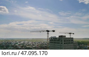 Строительство многоэтажного здания. Работа башенного крана. Construction of a multi-storey building. Tower crane operation. (2023 год). Стоковое видео, видеограф Евгений Романов / Фотобанк Лори