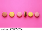 Разные вкусные макаруны на цветном фоне. Стоковое фото, фотограф Pixel_shot / Фотобанк Лори