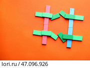Знак хештега из деревянных блоков на цветном фоне. Стоковое фото, фотограф Pixel_shot / Фотобанк Лори