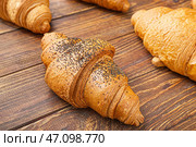 Вкусные круассаны на деревянном столе. Стоковое фото, фотограф Pixel_shot / Фотобанк Лори