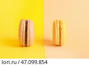 Разные вкусные макаруны на цветном фоне. Стоковое фото, фотограф Pixel_shot / Фотобанк Лори