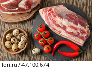 Свежий свиной окорок с овощами и перепелиными яйцами на столе. Стоковое фото, фотограф Pixel_shot / Фотобанк Лори