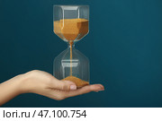 Женщина, держащая песочные часы на цветном фоне. Концепция тайм-менеджмента. Стоковое фото, фотограф Pixel_shot / Фотобанк Лори