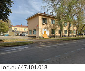 Двухэтажное административно-офисное здание, построено немецкими военнопленными в 1949 году. Нижняя Первомайская улица, 49/11. Район Восточное Измайлово. Москва. Редакционное фото, фотограф lana1501 / Фотобанк Лори