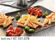 Тарелка вкусной пасты и соус болоньез на столе, крупным планом. Стоковое фото, фотограф Pixel_shot / Фотобанк Лори