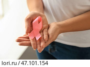 Женщина, держащая розовой лентой, крупным планом. Концепция осведомленности рака молочной железы. Стоковое фото, фотограф Pixel_shot / Фотобанк Лори