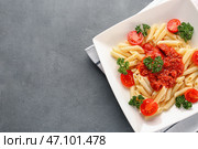 Тарелка вкусной пасты с соусом Болоньезе на столе. Стоковое фото, фотограф Pixel_shot / Фотобанк Лори