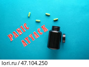 Текст ПАНИЧЕСКАЯ АТАКА и банка с таблетками на цветном фоне. Стоковое фото, фотограф Pixel_shot / Фотобанк Лори